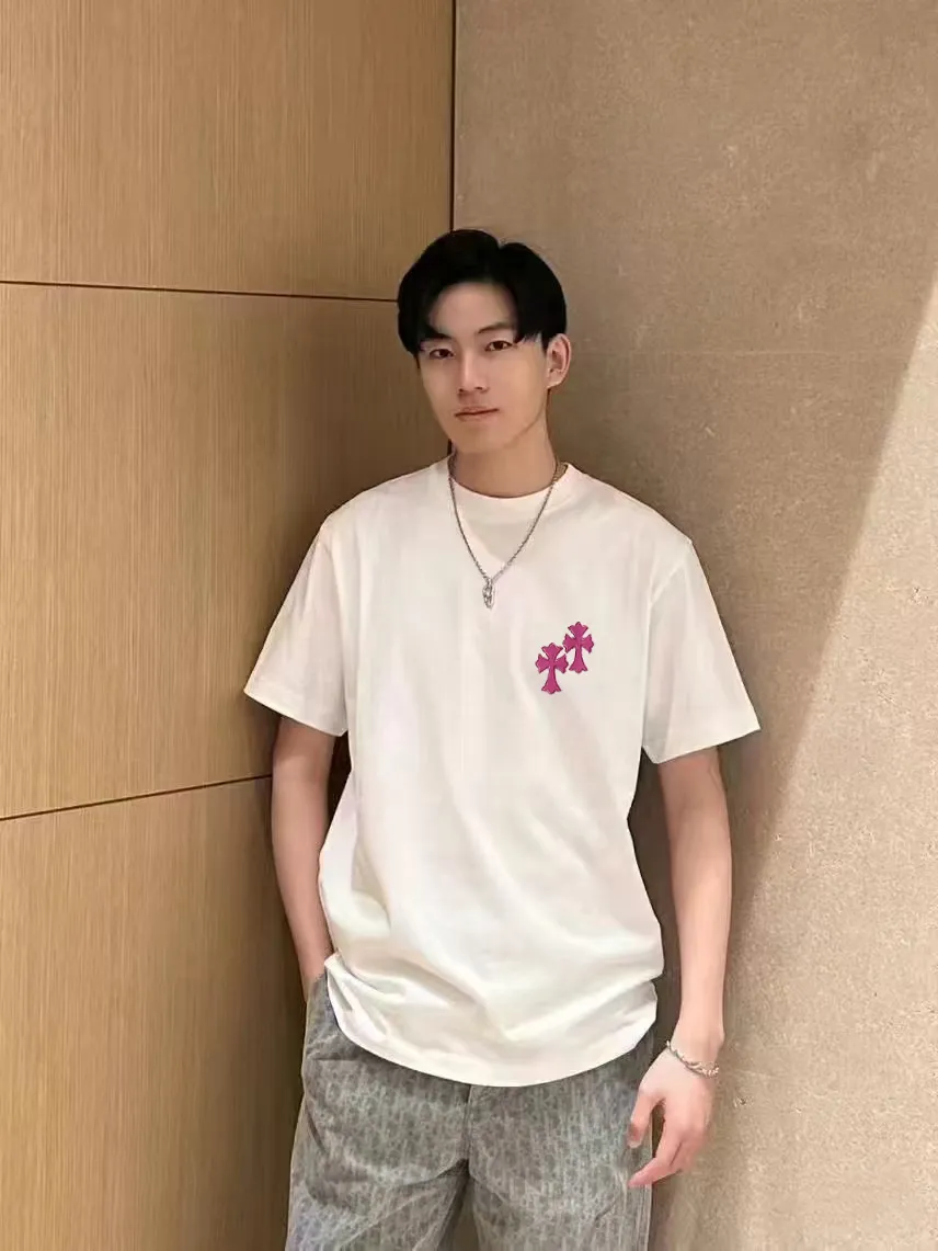 P170 Chrome Hearts CH Cross 26SS New product is hot at the same time💥 Early spring classic style Colorful double cross on the chest 🪡 Embroidery Large logo cross on the back Horseshoe and leather willow ding Sanskrit ✝️🪡 Embroidery Round neck short-sleeved T-shirt, a popular style, a style that both men and women like, the same style for men and women, 100% chance of turning heads when you wear it when you go out! It’s all about being handsome. The designer’s classic sense is precisely grasped. The whole piece of clothing is heavy. Industrial washing process. Ready-made garments are dyed + sprayed for a horse effect. The double-wash process is very recognizable. It uses heavy washing to make it distressed. The edges of the patch are slightly rolled and naturally distressed. It has a three-dimensional sense of layering and a little damage. It is very visually lethal. It adheres to Kroxin's consistent rough style. The chest and back are large, and the horseshoe flower printed patch pattern is embroidered and decorated. It is also decorated with silver metal engraved distressed buttons. The classic elements full of brand recognition instantly enhance the overall sense of grade and specification. Its texture is quite high-end! The overall feeling is high-end, simple and elegant, with silver hardware accessories, a full set of customized accessories, and the pattern of the entire dress is all decorated with patchwork three-dimensional embroidery technology, which is the finishing touch of the entire dress. The design on the back is even more eye-catching! ! This full back is so cool, it’s full of design, and the overall upper body style highlights fashion and individuality. Wearing it together as a couple is even more popular on the street. I recommend the early autumn sweatshirt! ! The fabric is a unique 320g 100% cotton, which is skin-friendly, breathable, warm to the touch, has a strong texture, and has smooth lines. It can be called a back killer, which has very strict requirements on craftsmanship and cost. The smooth neckline, flat cuffs and hems, the stitches are large and tight, tight and orderly, and the details are perfect. The consistent OS version can be worn alone or layered. It is very casual, but very iconic! It is simply the flagship of high-end trendy brands and must be included in your wardrobe. It has the American fashion spirit of freedom and individuality, and is highly recognizable and stylized! Color: Black White Size: S-XL Size chart: S: Shoulder width 50-Bust 56-Length 70 M: Shoulder width 52-Bust 57-Length 72 L: Shoulder width 54-Bust 59-Length 74 XL: Shoulder width 56-Bust 62-Length 76